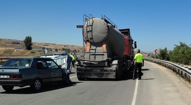 Trafik kazasında tırla otomobil çarpıştı