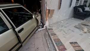 Hızını alamayan otomobil, iş yerine çarparak durabildi