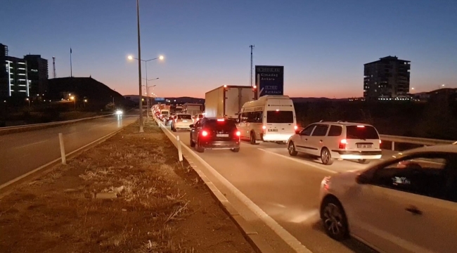 Kilit kavşakta trafik durdu, araçlar ilerlemekte güçlük çekti