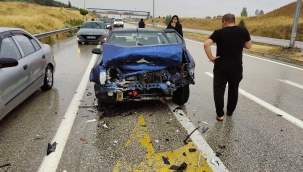 Sağanak yağış nedeniyle kayganlaşan yolda kaza