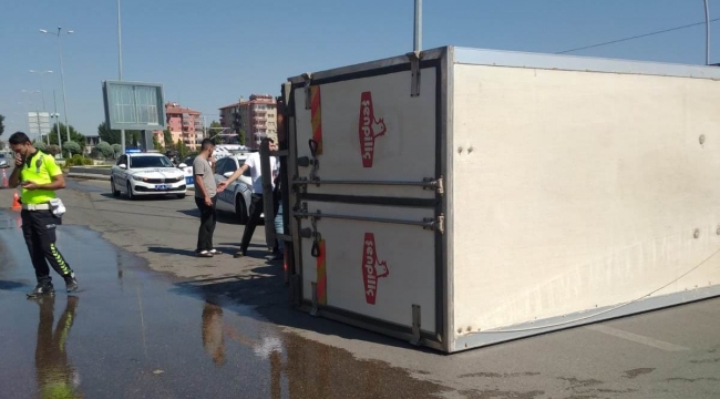 Seyir halindeki kamyon devrildi, yol trafiğe kapandı