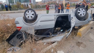 Kontrolden çıkan otomobil refüje devrildi