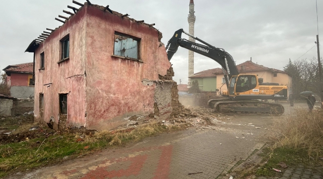 Harabe binalar yıkılıyor