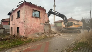 Harabe binalar yıkılıyor