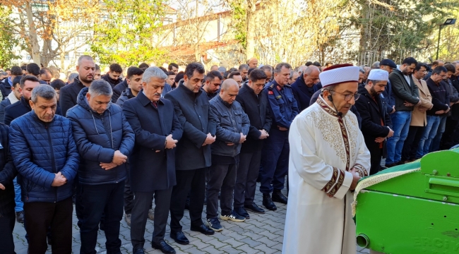 Kalp krizi geçirerek hayatını kaybeden öğretmen toprağa verildi