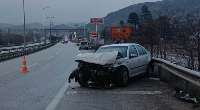 Bariyerlere çarpan otomobildeki 3 kişi yaralandı