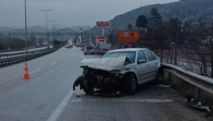 Bariyerlere çarpan otomobildeki 3 kişi yaralandı