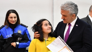 Öğrencilerin karne ve tatil sevinci