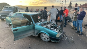 Seyir halindeki iki otomobil çarpıştı