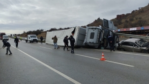 Seyir halindeki otomobil ile tır çarpıştı