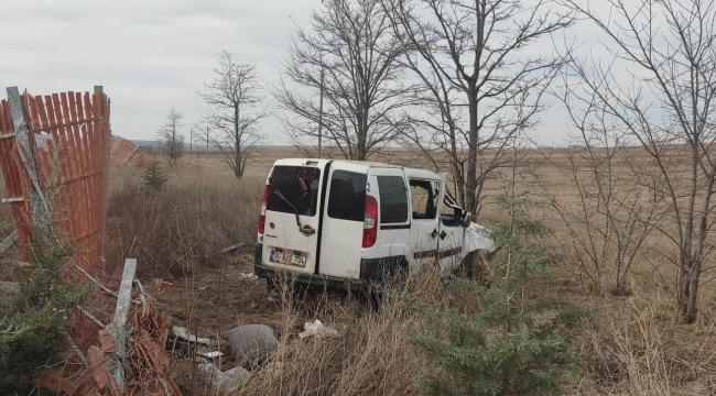 Barikatlara çarpan hafif ticari araçtaki 2 kişi yaralandı