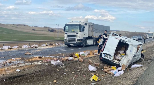 Metrelerce savrulan kamyonet su kanalına devrildi