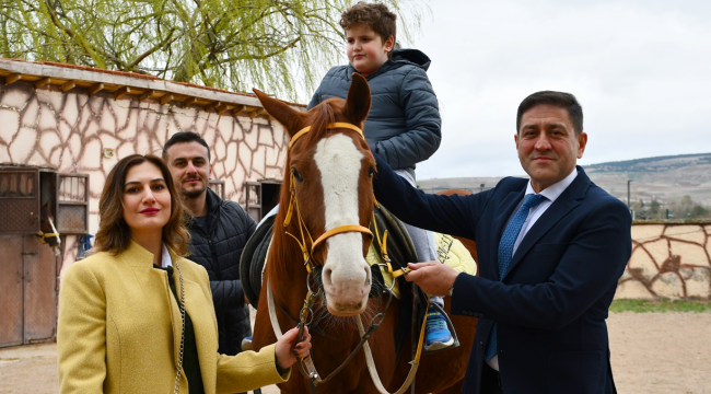Özel çocuklara atlarla terapi uygulanıyor