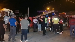 Dolmuşla otomobil çarpıştı, çok sayıda yaralı