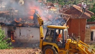 Patlamanın olduğu evde yangın çıktı