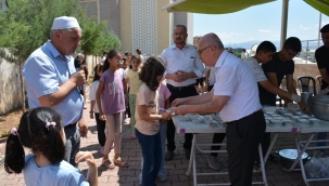 Yaz kursunda eğitim alan çocuklara aşure ikram edildi