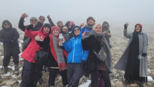 Dağcıların zorlu zirve tırmanışı