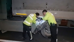 Feci kazada kopan otomobil tekeri böyle sıkıştı