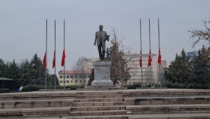 "Milli Yas" nedeniyle bayraklar yarıya indirildi