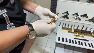 Suikast silahı ve çok sayıda tabanca ele geçirildi