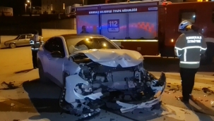 İki otomobil çarpıştı, yaralılar sevk edildi