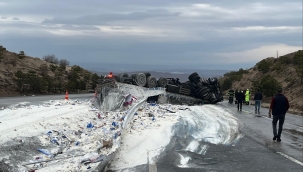 Un yüklü tır devrildi olay yerine çok sayıda ekip sevk edildi
