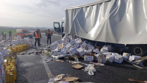 Freni patlayan tır devrildi, dorsedeki yağlar yola saçıldı