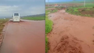 Dereler taştı, yollarda taşkınlar oluştu