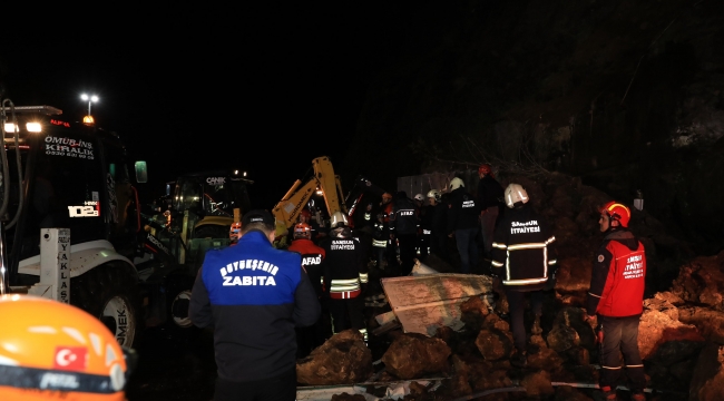 Göçük altında kalan araçta kurtarma çalışması