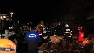 Göçük altında kalan araçta kurtarma çalışması