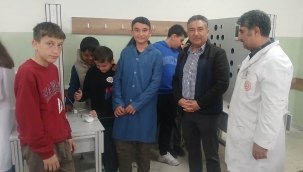 Ortaokul öğrencileri tezgah başında