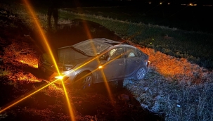 Seyir halindeki otomobil şarampole devrildi