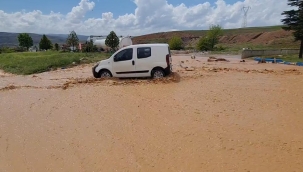 Dereler taştı, evler sular altında kaldı, yollar çamurla kaplandı