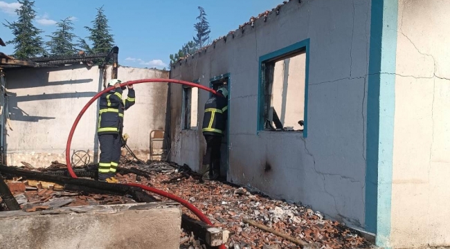 Cam şişelere dikkat, müstakil ev küle döndü
