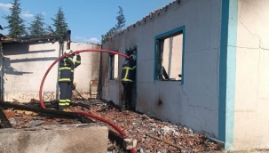 Cam şişelere dikkat, müstakil ev küle döndü