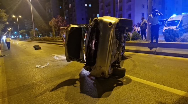 Otomobil üst geçide çarptı, yaralılar var