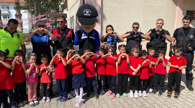 Polis maskotu ile ilk kez tanışan minik öğrenciler büyük sevinç yaşadı
