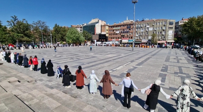 Kadınlardan "Gazze İçin Sessiz Çığlık" Zinciri 