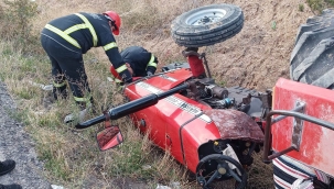 Son Dakika..! Seyir halindeki traktör devrildi