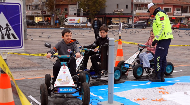 Emniyet kemerini takıp direksiyon başına geçtiler