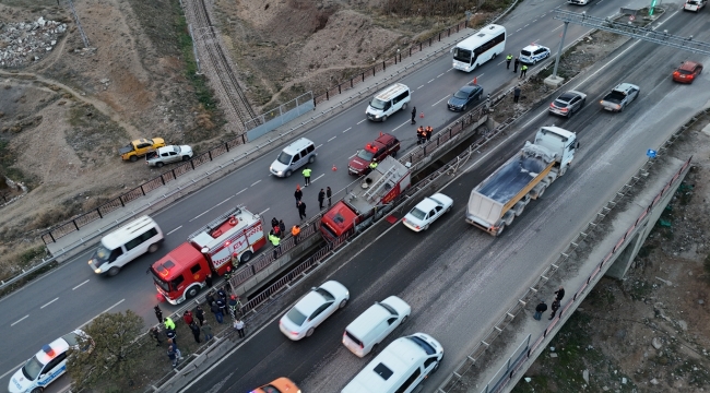 Demir korkuluklarda böyle asılı kaldı