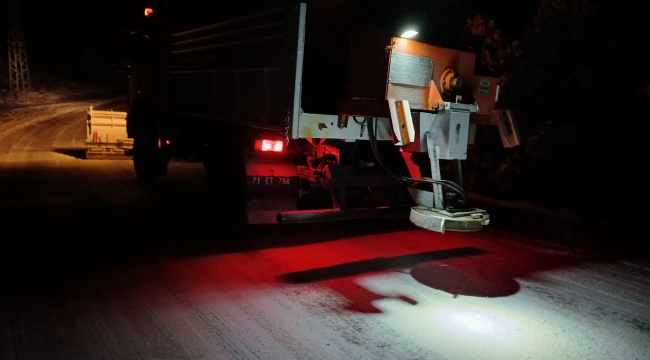 Karın etkili olduğu noktalarda ekiplerin gece mesaisi