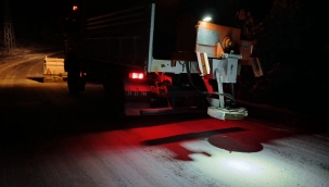 Karın etkili olduğu noktalarda ekiplerin gece mesaisi