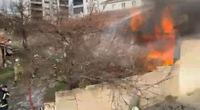Çıkan ev yangınında alevler her yanı sardı