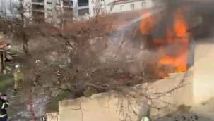 Çıkan ev yangınında alevler her yanı sardı