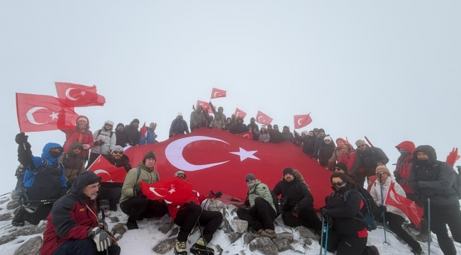 Dağcılar Türk Bayrağını Zirveye Taşıdı