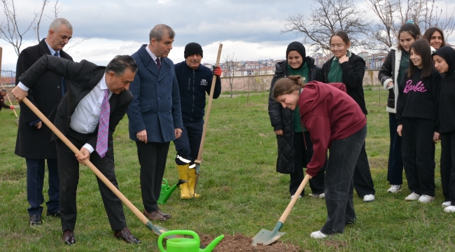 Meslek lisesi öğrencileri fidanları toprakla buluşturdu