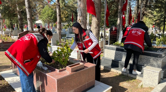 Şehit kabirlerine bakım yapıldı, karanfiller bırakıldı