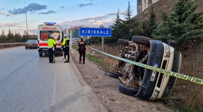 Son Dakika..! Minibüs şarampole devrildi.