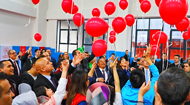 Otizm farkındalık gününde renkli görüntüler